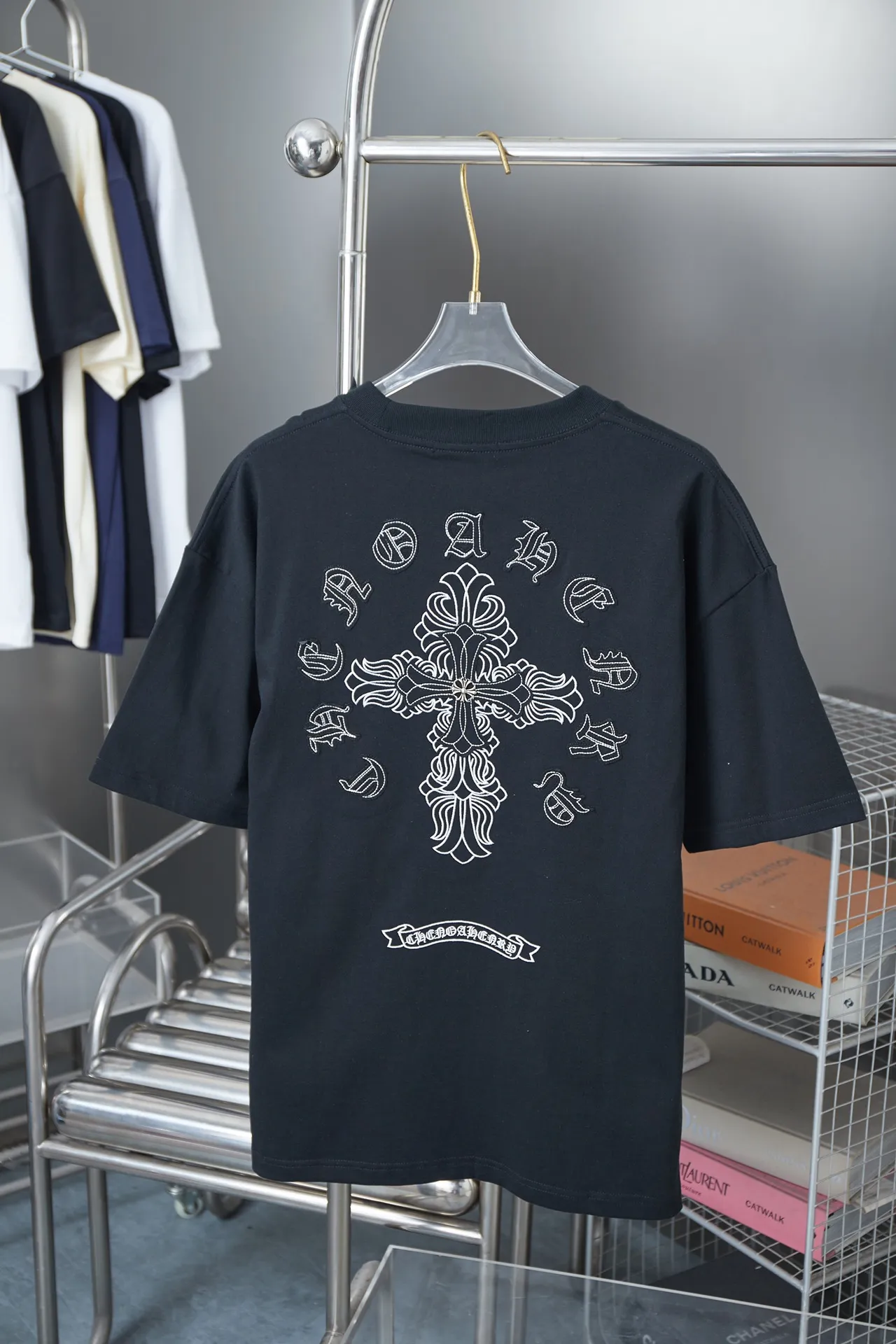 🅿️200 Ch*ome Hearte 25SS early spring new style, Croix heart patch hardware short sleeves, light luxury, essential item for daily commuting for men and women, correct version, welcome to compare, detailed features · 320g 100% pure cotton double yarn jersey fabric · Custom dyed in the same vat, special thickened 32 count double-ply 1X1 thread · Patched embroidered Chloë heart pattern ➕ tatami embroidered letter logo. Artificial hand-stitched Croxin hardware · Double-needle cross-stitching process · Original main mark, washed tag, branded moisture-proof paper packaging Color: Black/White Size: S/M/L/XL